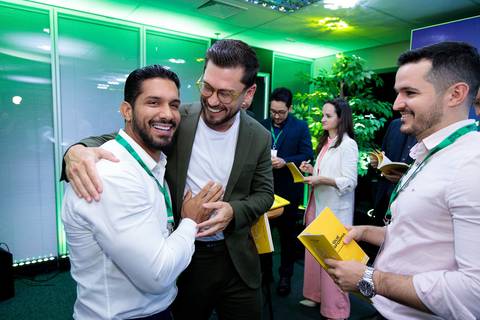 Autores e convidados reunidos no evento de lançamento do livro da Buzz Editora'