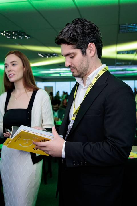 Autores e convidados reunidos no evento de lançamento do livro da Buzz Editorav'