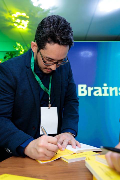 Autores e convidados reunidos no evento de lançamento do livro da Buzz Editora'