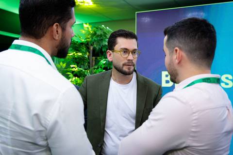 Autores e convidados reunidos no evento de lançamento do livro da Buzz Editora'