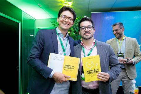 Autores e convidados reunidos no evento de lançamento do livro da Buzz Editora'