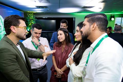 Autores e convidados reunidos no evento de lançamento do livro da Buzz Editora'