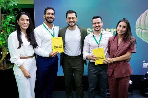 Autores e convidados reunidos no evento de lançamento do livro da Buzz Editora'