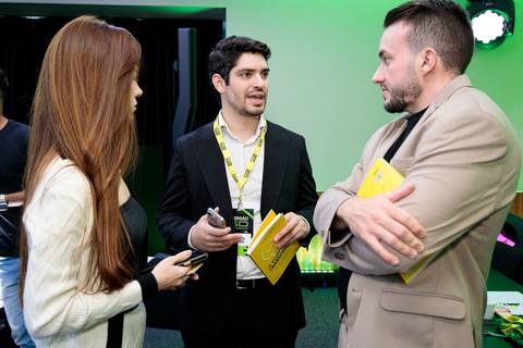 Autores e convidados reunidos no evento de lançamento do livro da Buzz Editora'