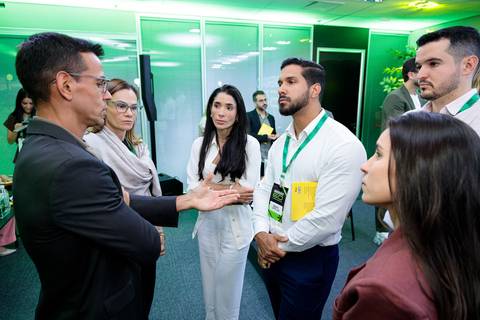 Autores e convidados reunidos no evento de lançamento do livro da Buzz Editora'