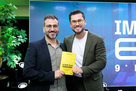 Autores e convidados reunidos no evento de lançamento do livro da Buzz Editora'