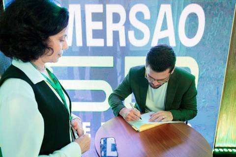 Autores e convidados reunidos no evento de lançamento do livro da Buzz Editora'