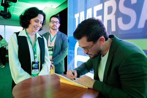 Autores e convidados reunidos no evento de lançamento do livro da Buzz Editora'