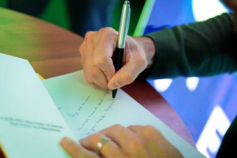 Autores e convidados reunidos no evento de lançamento do livro da Buzz Editora'