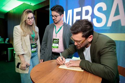 Autores e convidados reunidos no evento de lançamento do livro da Buzz Editora'