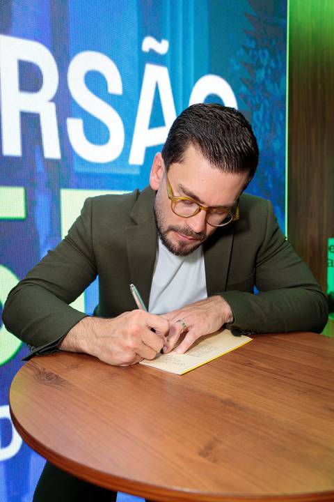 Autores e convidados reunidos no evento de lançamento do livro da Buzz Editora'