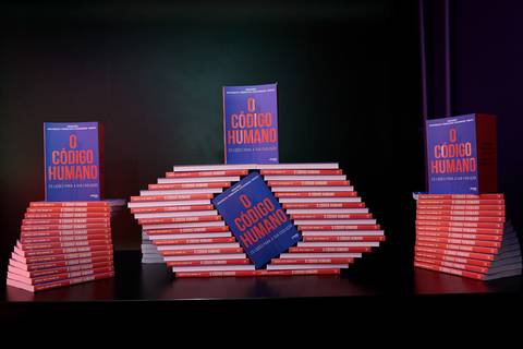 Evento de lançamento do livro O Código Humano com autores e convidados em São Paulo'