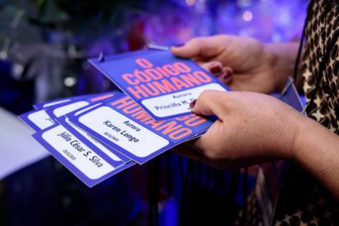 Evento de lançamento do livro O Código Humano com autores e convidados em São Paulo'