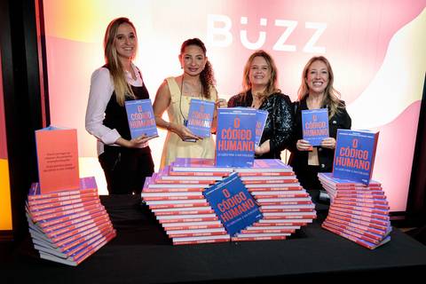 Evento de lançamento do livro O Código Humano com autores e convidados em São Paulo'