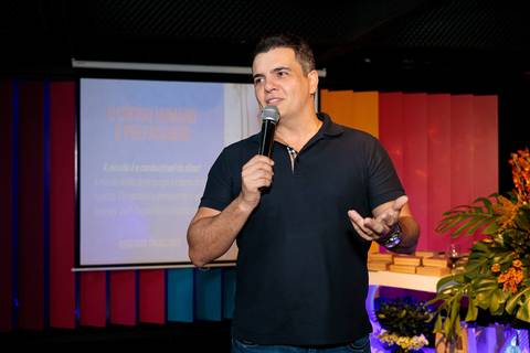 Evento de lançamento do livro O Código Humano com autores e convidados em São Paulo'