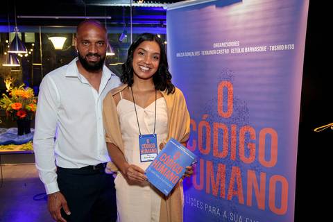 Evento de lançamento do livro O Código Humano com autores e convidados em São Paulo'