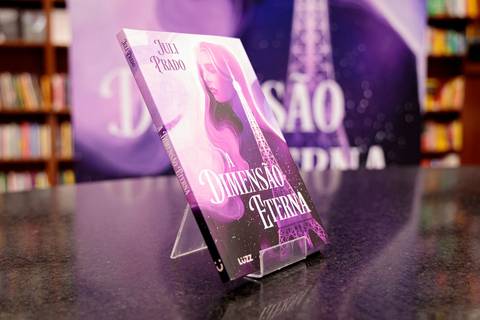 Sessão de autógrafos do livro A Dimensão Eterna de Juli Prado'