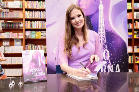 Sessão de autógrafos do livro A Dimensão Eterna de Juli Prado'