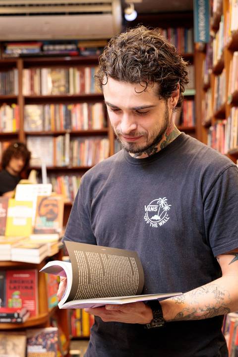 Sessão de autógrafos do livro A Dimensão Eterna de Juli Prado'