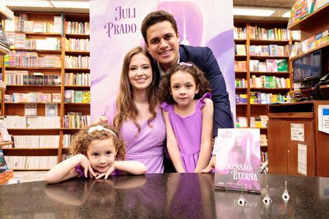 Sessão de autógrafos do livro A Dimensão Eterna de Juli Prado'