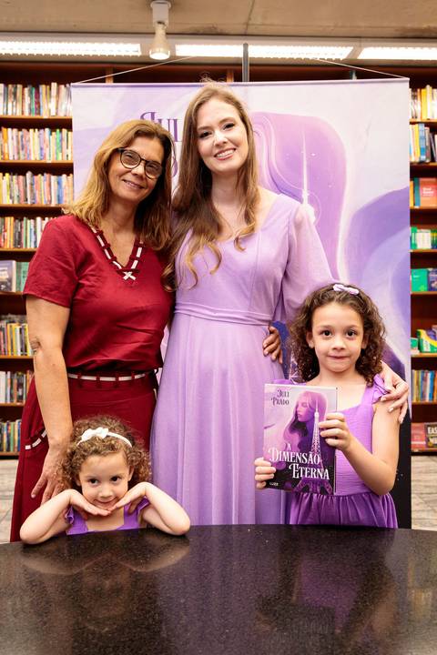 Sessão de autógrafos do livro A Dimensão Eterna de Juli Prado'