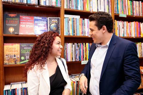 Sessão de autógrafos do livro A Dimensão Eterna de Juli Prado'