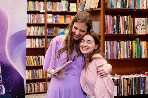 Sessão de autógrafos do livro A Dimensão Eterna de Juli Prado'