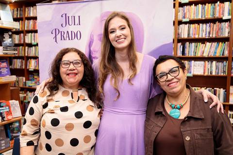 Sessão de autógrafos do livro A Dimensão Eterna de Juli Prado'