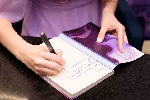 Sessão de autógrafos do livro A Dimensão Eterna de Juli Prado'