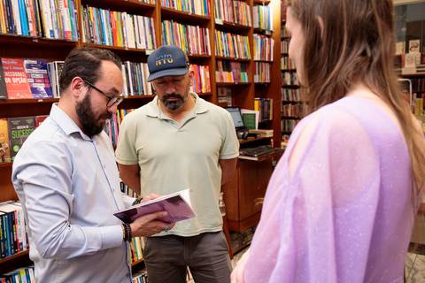 Sessão de autógrafos do livro A Dimensão Eterna de Juli Prado'
