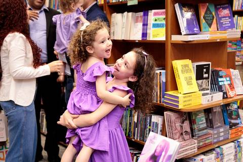 Sessão de autógrafos do livro A Dimensão Eterna de Juli Prado'