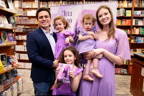 Sessão de autógrafos do livro A Dimensão Eterna de Juli Prado'