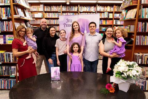 Sessão de autógrafos do livro A Dimensão Eterna de Juli Prado'