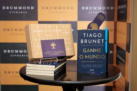 Evento lotado na Livraria Drummond durante lançamento do livro de Tiago Brunet'