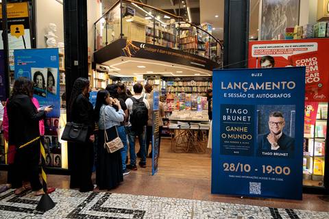 Evento lotado na Livraria Drummond durante lançamento do livro de Tiago Brunet'