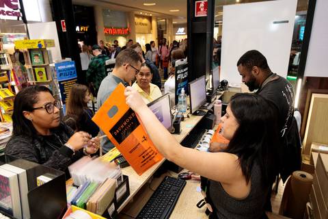 Evento lotado na Livraria Drummond durante lançamento do livro de Tiago Brunet'