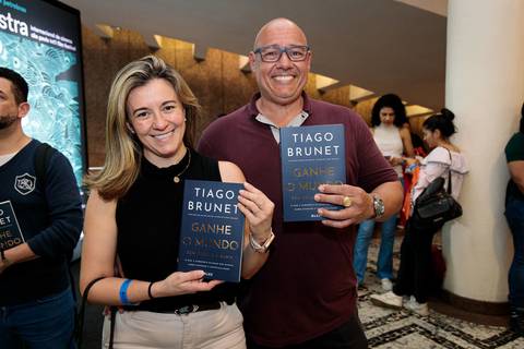 Evento lotado na Livraria Drummond durante lançamento do livro de Tiago Brunet'