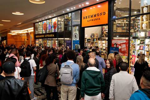 Evento lotado na Livraria Drummond durante lançamento do livro de Tiago Brunet'