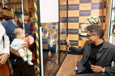 Evento lotado na Livraria Drummond durante lançamento do livro de Tiago Brunet'