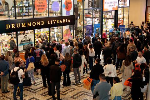 Evento lotado na Livraria Drummond durante lançamento do livro de Tiago Brunet'