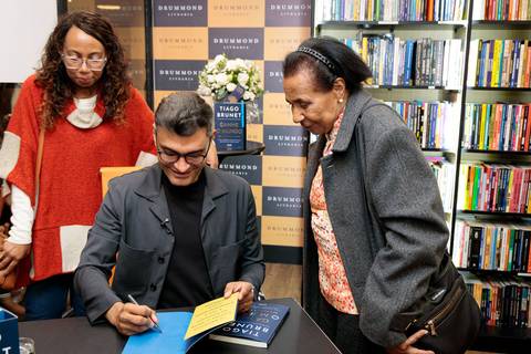 Evento lotado na Livraria Drummond durante lançamento do livro de Tiago Brunet'