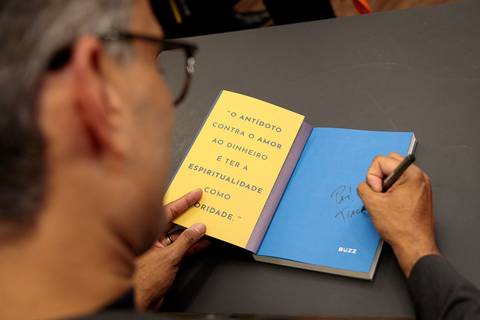 Evento lotado na Livraria Drummond durante lançamento do livro de Tiago Brunet'