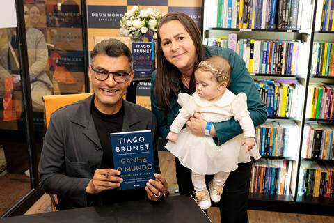 Evento lotado na Livraria Drummond durante lançamento do livro de Tiago Brunet'
