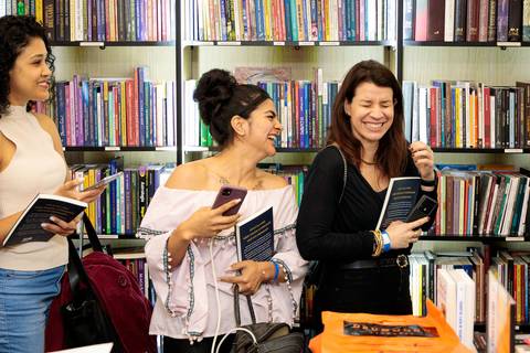 Evento lotado na Livraria Drummond durante lançamento do livro de Tiago Brunet'
