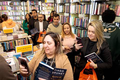 Evento lotado na Livraria Drummond durante lançamento do livro de Tiago Brunet'