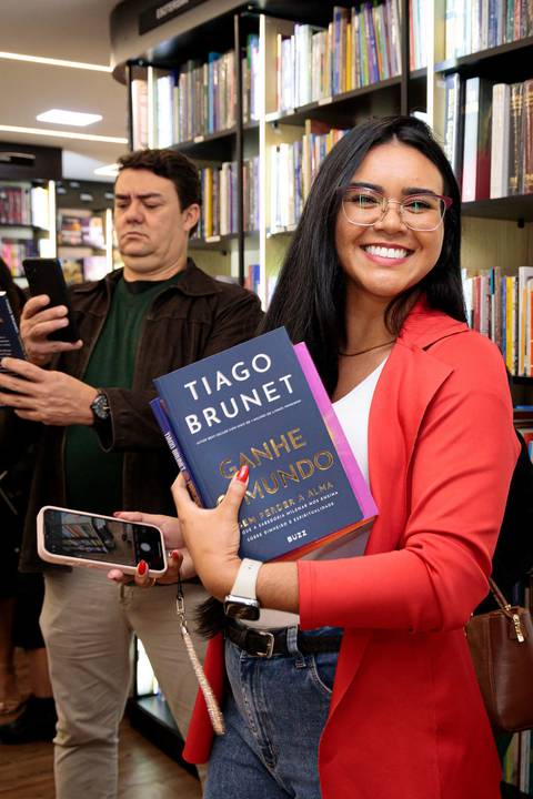 Evento lotado na Livraria Drummond durante lançamento do livro de Tiago Brunet'