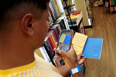Evento lotado na Livraria Drummond durante lançamento do livro de Tiago Brunet'