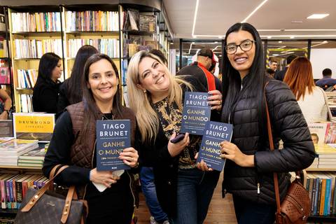 Evento lotado na Livraria Drummond durante lançamento do livro de Tiago Brunet'