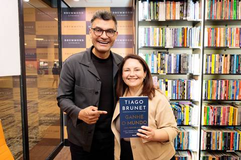 Evento lotado na Livraria Drummond durante lançamento do livro de Tiago Brunet'