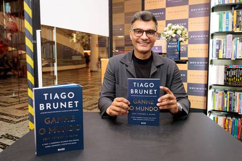 Evento lotado na Livraria Drummond durante lançamento do livro de Tiago Brunet'